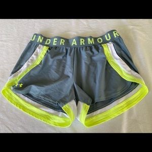 Women’s L Under Armour athletic shorts